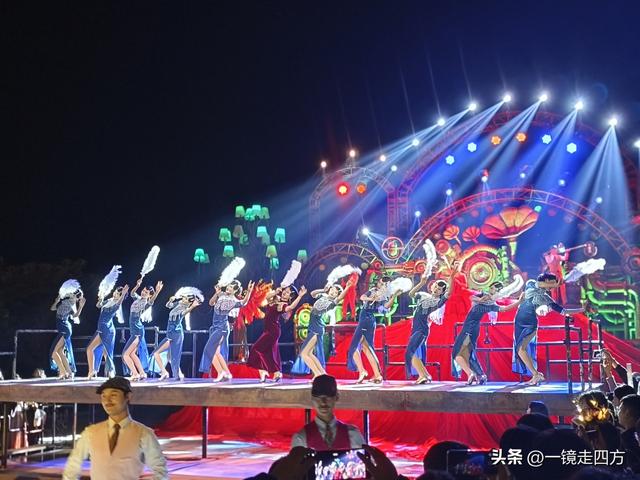 走进郑州中牟建业电影小镇，看各种特色表演，还能参与互动项目。