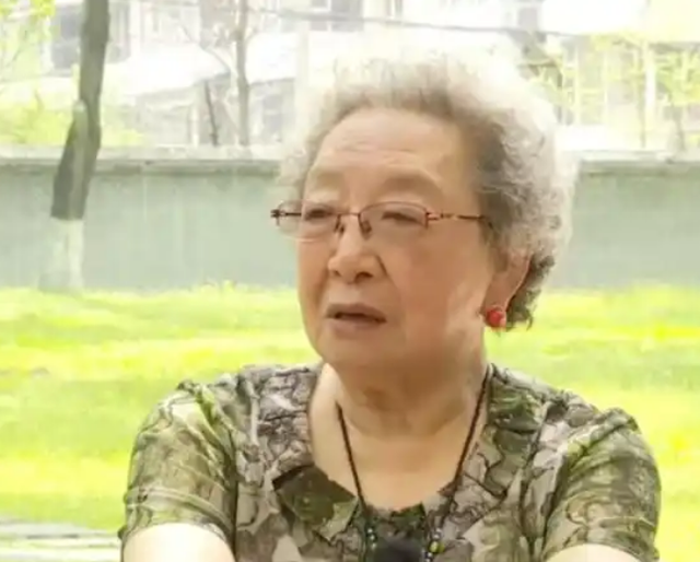 85岁大妈相亲84岁大爷，大妈：我工资要帮儿子孙子，大爷：不介意