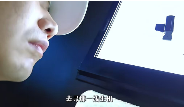 活久见！湖北小伙报团旅行，大妈车上当众大便，全员被臭的捂鼻子