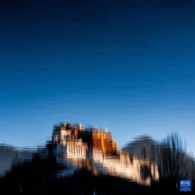 晨光中的布达拉宫