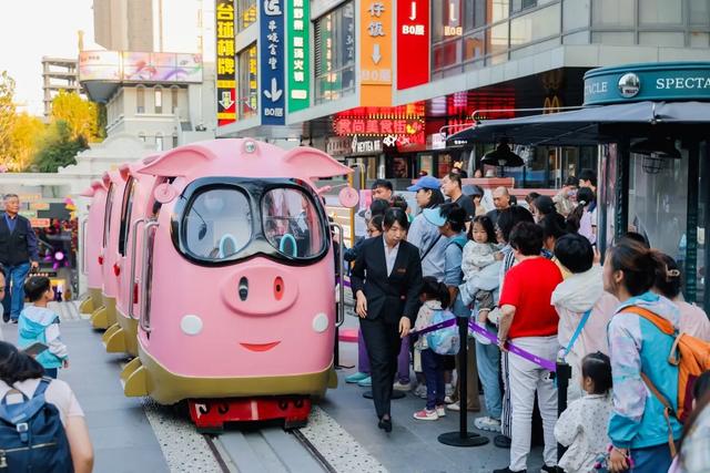 小粉猪火车，刷屏！！海淀新晋网红打卡地人气爆棚——