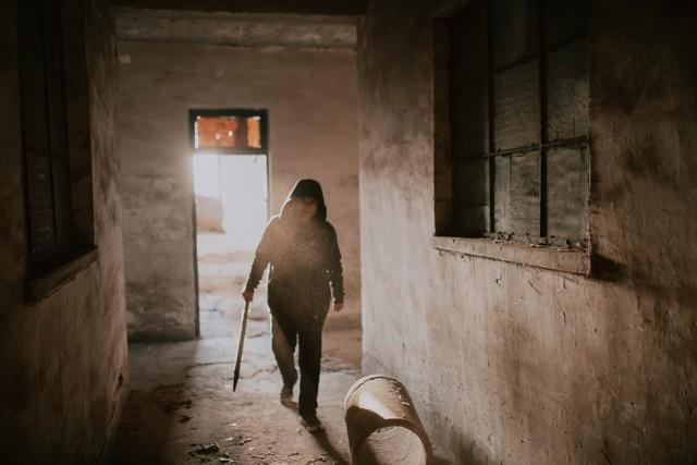 我在大学当保安，有个女学生总翻墙晚归，每次都被我抓到