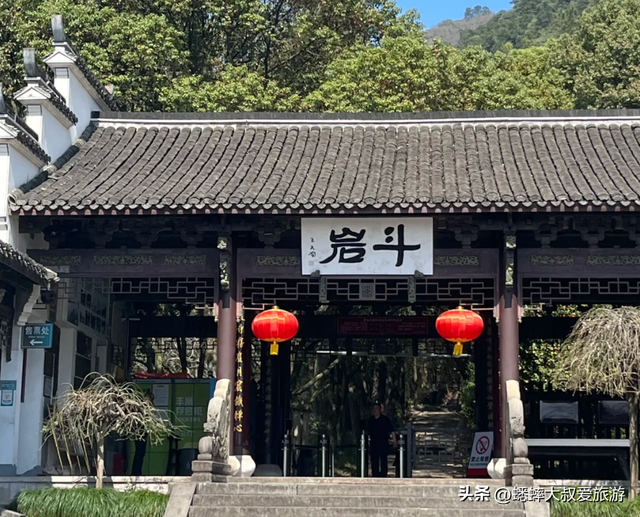 距离杭州1小时车程，藏着个“小泰山”，常年云雾缭绕，很惊艳！