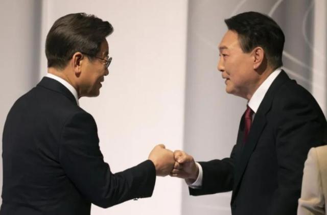 美国彻底不装了？特朗普威胁韩国：不制裁中国就加税！李在明陷入两难，他会同意吗？