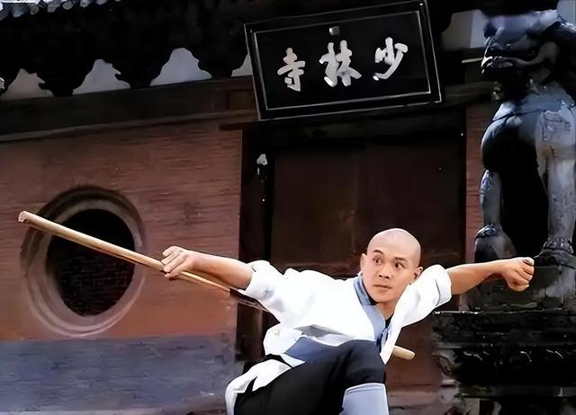 同样是李连杰的女人，64岁黄秋燕和63岁利智对比，简直天差地别