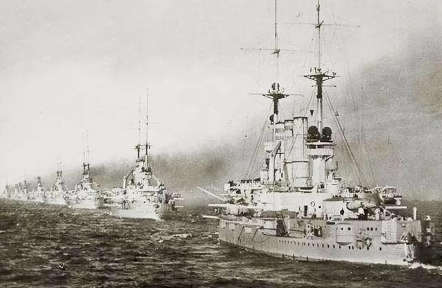 美军陷泥潭！特朗普硬推35000吨巨舰，重走希特勒沉没战舰的老路