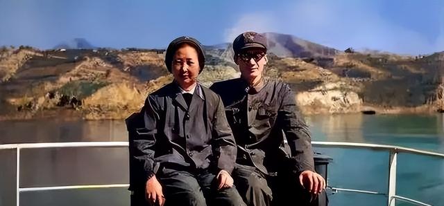 韩先楚的夫人有多美？这是1970留影，她50岁，皮肤白皙	，气质非凡