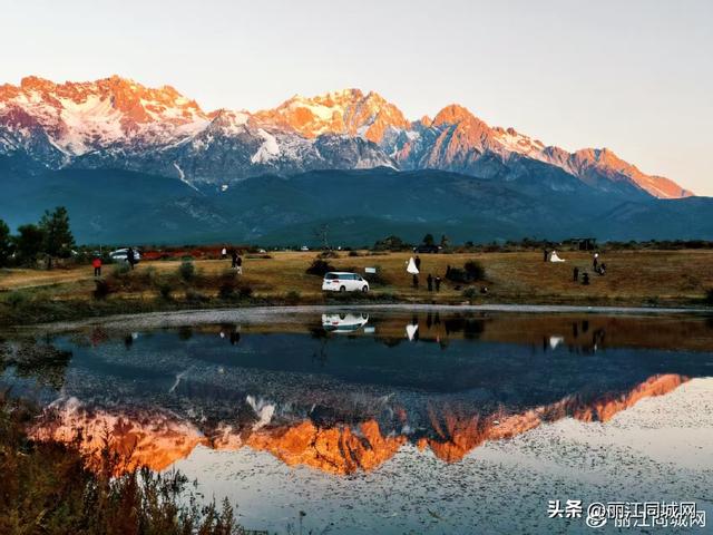 玉龙雪山日照金山跃现 游客共赴“幸运之约”
