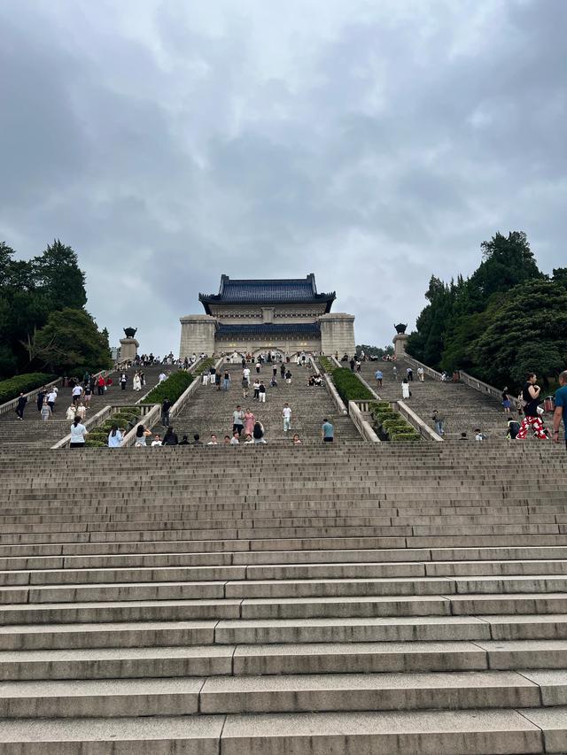 中山陵游人如织