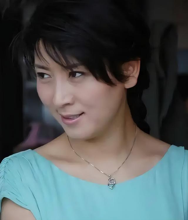 重罚！偷税	、背人命债，被官方彻查后首露面的闫学晶 迎来最终结局