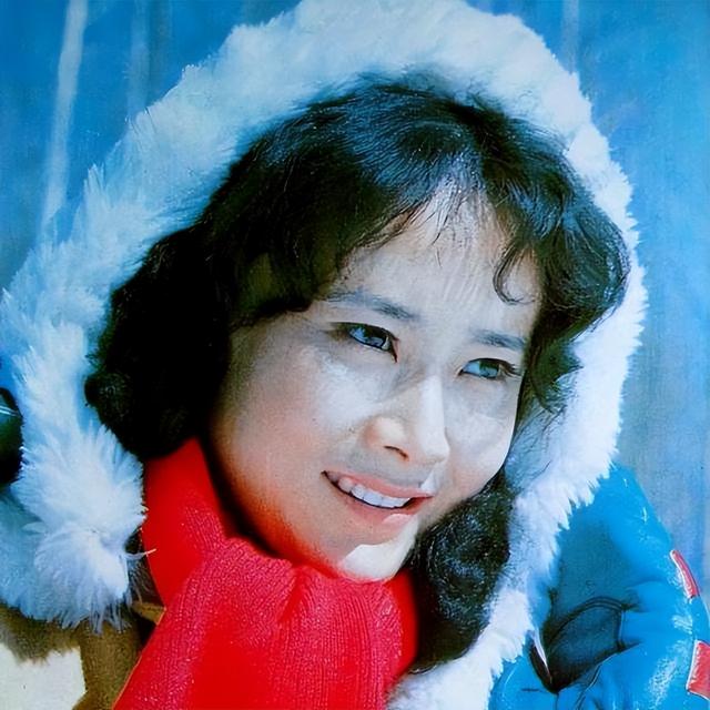 她是央视春晚主持人，吞300片安眠药自杀未遂，抢救7天救回小命
