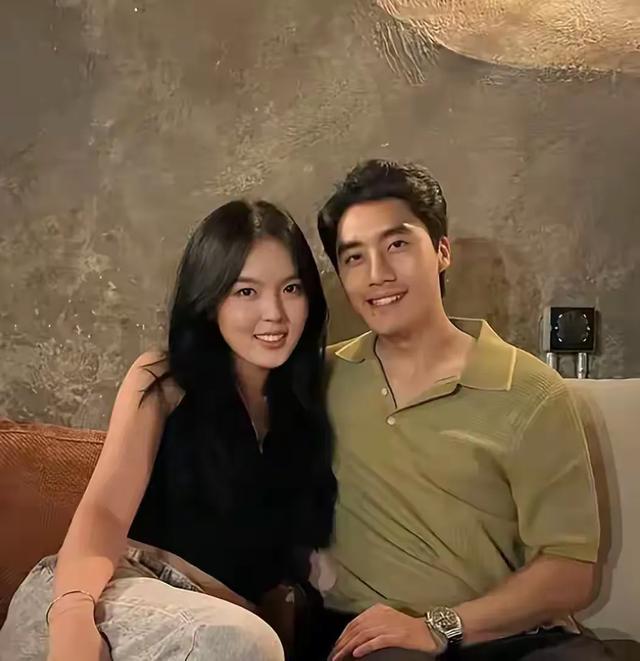 李咏女儿公开恋情！23 岁法图麦晒甜蜜合影，男友家境不俗长相帅气