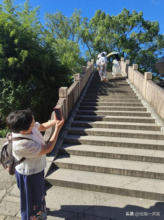 水乡周庄的古石桥，横亘数百年，来往数百年，溪流数百年