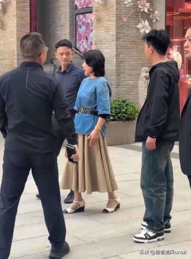 71岁董明珠现身武汉，半身裙小皮鞋打扮洋气, 与小朋友贴贴好有爱