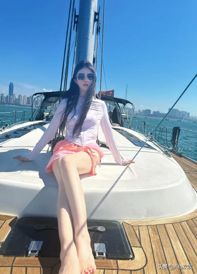 演员赵昕青岛度假，帆船上秀长腿，脚上的甲油太鲜艳了