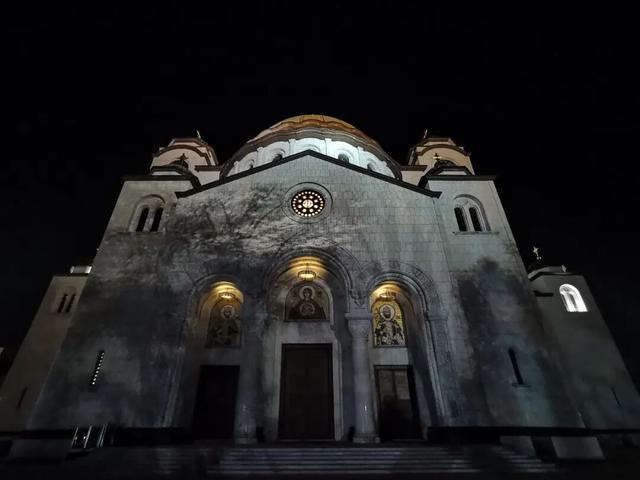 塞尔维亚，老贝城的圣萨瓦大教堂，马赛克壁画把金色用到极致典雅