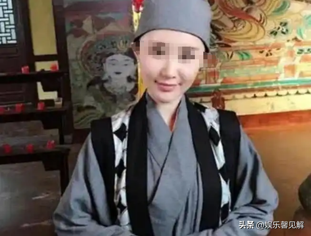 揭秘尼姑庵真相：表面佛门实则妓院，穿黑丝戴假发，香客人来人往