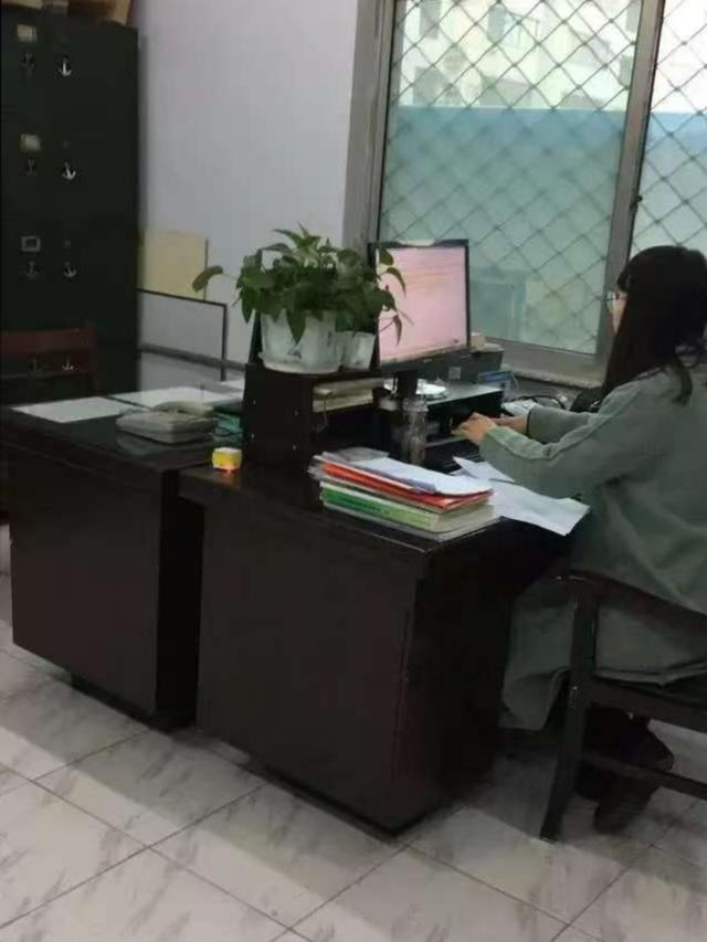 比私企裁员更狠！体制内大地震：退三进一， AI正抢走公务员的饭碗