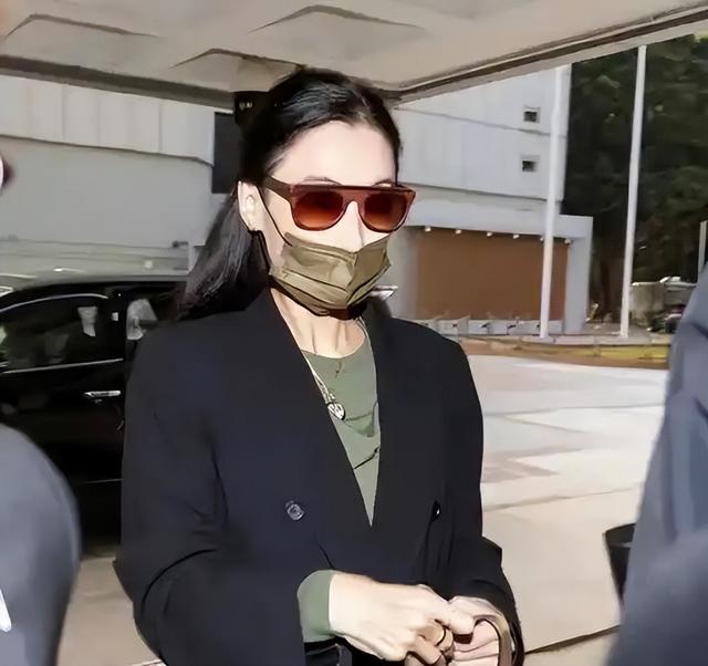 陪玩陪睡只是冰山一角，认干爹，舔手指，拜高踩低，实在荒唐！