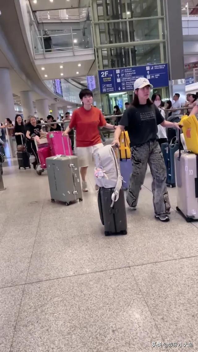 陈幸同结束横滨赛已抵达北京机场路透，穿黑色短袖又酷又飒！