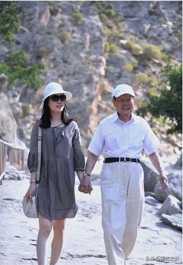 没孩子也没遗产，照顾杨振宁21年，冷冻9颗卵子的翁帆图个啥？