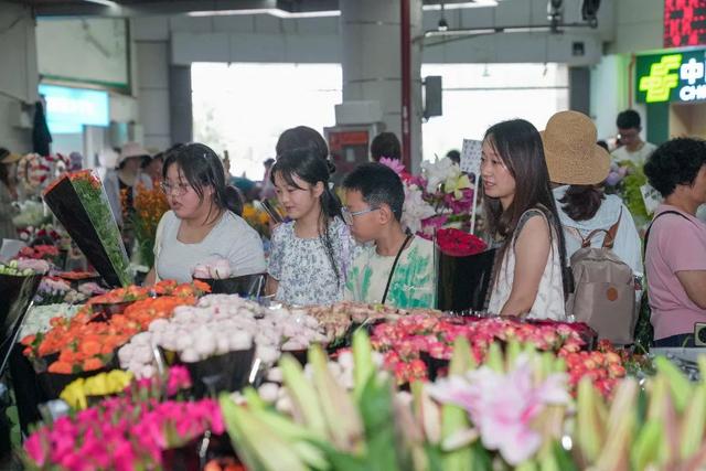 爆爆爆！日均5万人次，斗南花市这个暑期依然火到“出圈”！