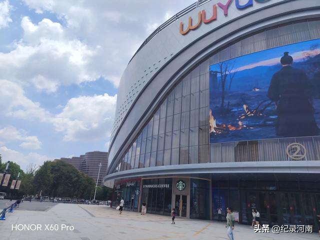 信华建国酒店和新城吾悦广场，如同商丘市中心城区的两颗璀璨明星