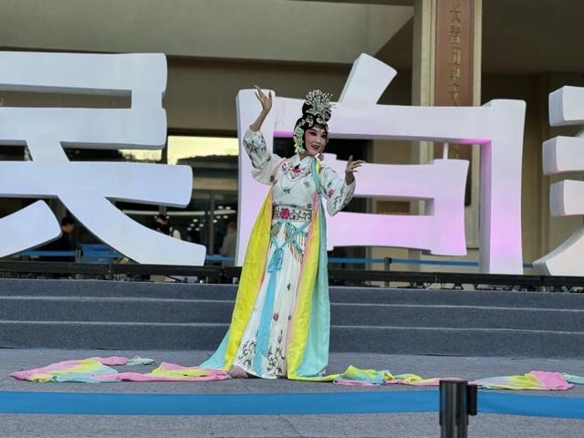 在新民大街，我被360°的快乐和人潮“包围”了！