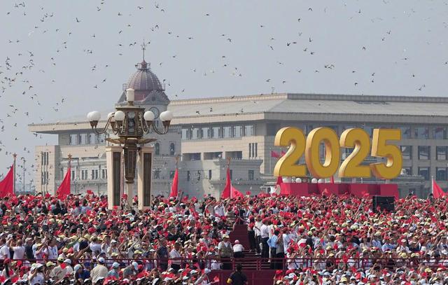 九三阅兵现场：霍启刚姚明同框，体育天团好兴奋，雷军3点去排队