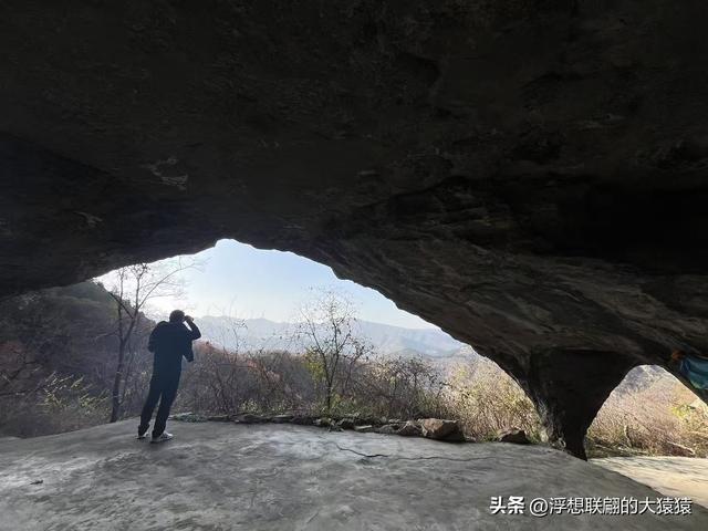 游赏过九鼎山后，我又跑到一户院里“强买”了大爷种在路边的白菜