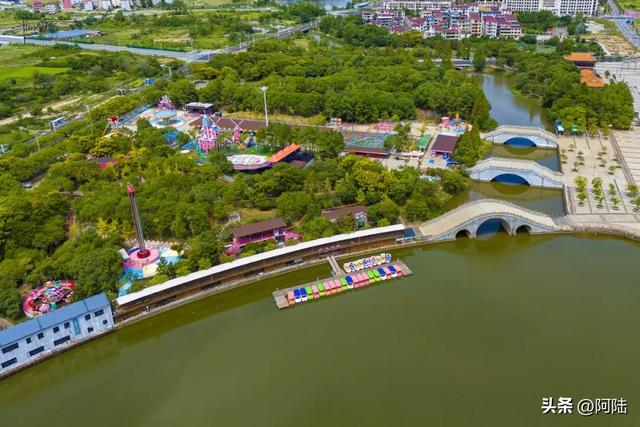 33度的丰水湖公园空寂无人，能直达的公交车线路多得令人惊讶