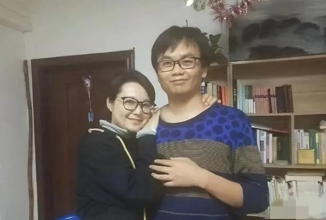 袁立近照曝光，身上米黄色裙子抢镜，比之前瘦了，公开讲课状态好