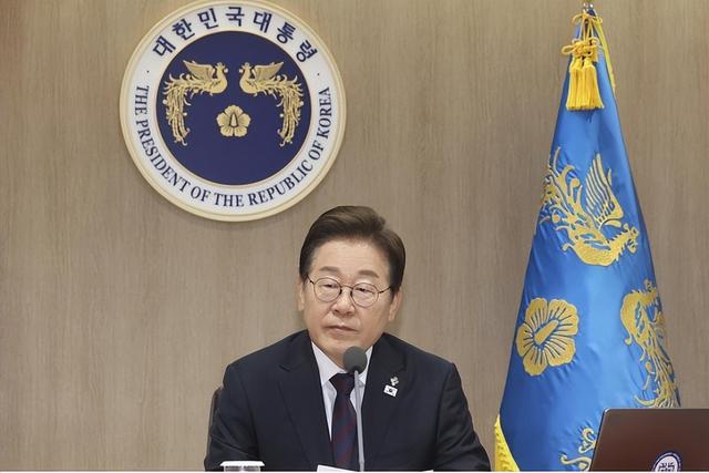 拒绝北京阅兵后，李在明派特使团访华，中方两个字让其放心了