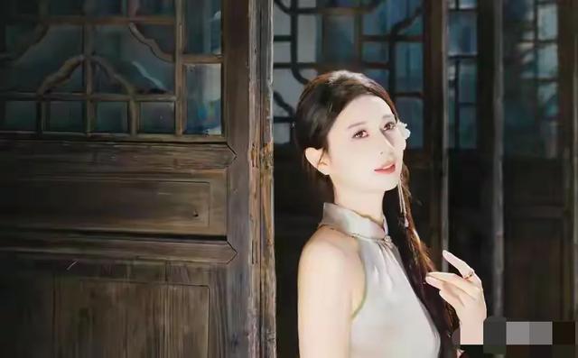 江苏徐州一校花仙姿玉色 堪称上帝吻过的容颜 美得让人移不开眼