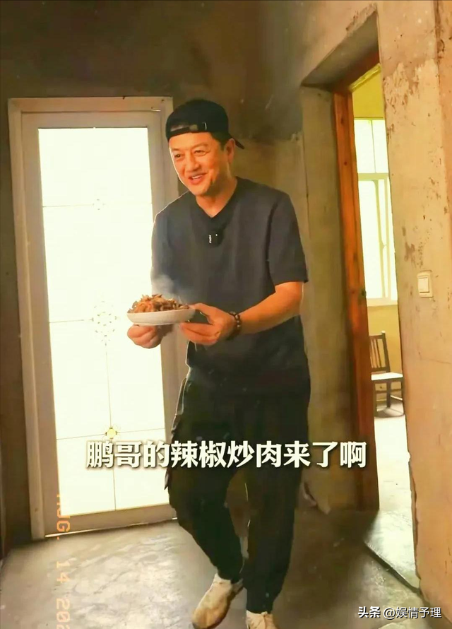 53岁李亚鹏现状：公司狂赚70亿，却住乡下吃野菜，小娇妻不离不弃
