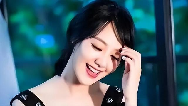 讨好大佬	，陪睡上位，遭央视“开除”：她身上的标签哪个才是真的