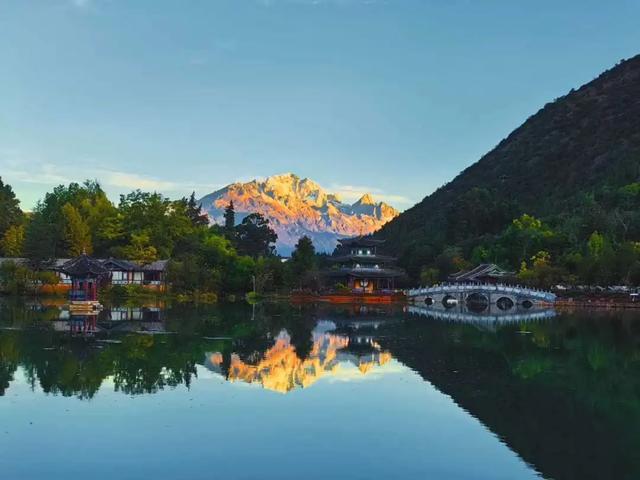 秋冬来丽江，把一年的好运都收进这场“日照金山”里