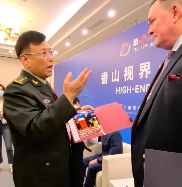 北京香山论坛，美方代表刚进场，何雷中将就送特殊礼物，很不寻常