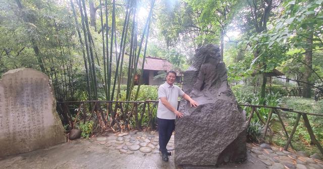 在杜甫草堂,走过浣花溪