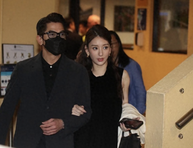 “天王嫂	”方媛与闺蜜逛街	，路人镜头暴露真实长相，没网上好看