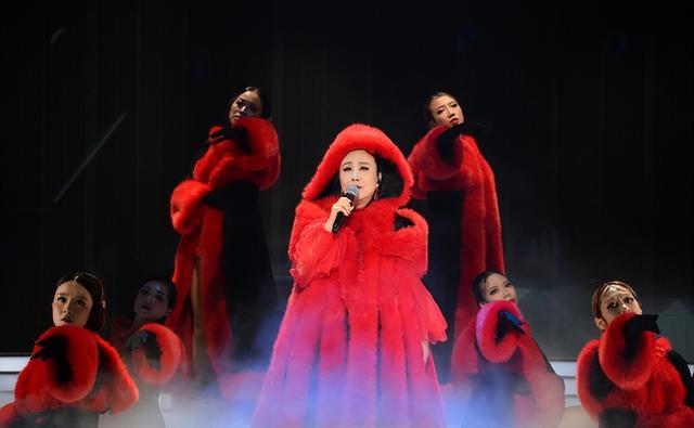 78岁连路都走不稳还开演唱会，全网骂声一片，她却扬言回馈粉丝