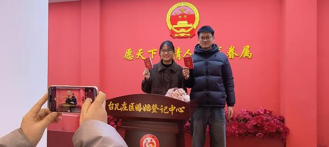 逛台儿庄古城领结婚证 元旦当天16对新人喜结连理