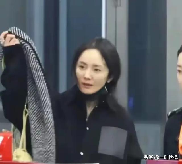 机场偶遇素颜的杨幂,发顶稀疏瘪嘴凹脸,治好了我们的容貌焦虑