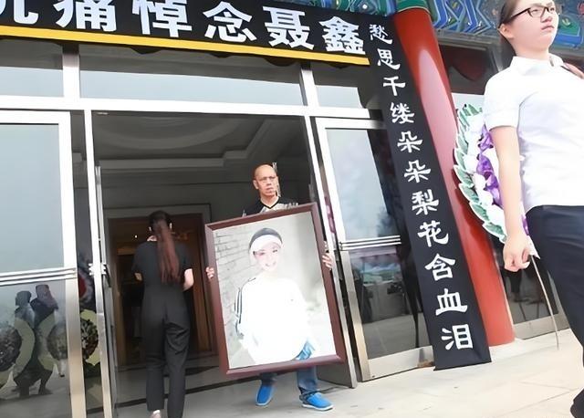 她原来已经去世11年，还以为息影退圈，实则突遭车祸高位截瘫身亡