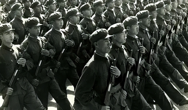 1978年继母送我去当兵，亲妈忽然出现要领我走，转身时我作出决定