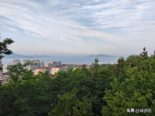 傍晚爬威海塔山，取景器俯瞰山海风光，山脚寻到另一座文笔峰宝塔