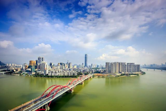 山清水秀，享有“世界第一天然大盆景”的美誉；中国十佳宜居城市