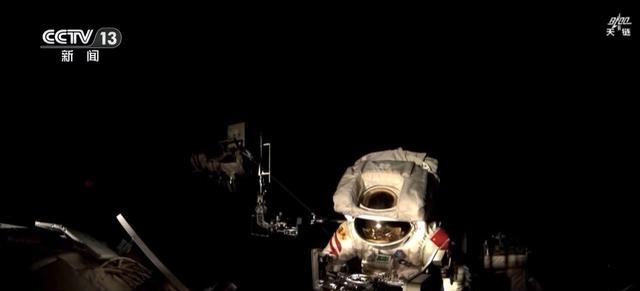 神二十乘组踏上回家之旅！神二十一载人飞船顺利撤离空间站组合体