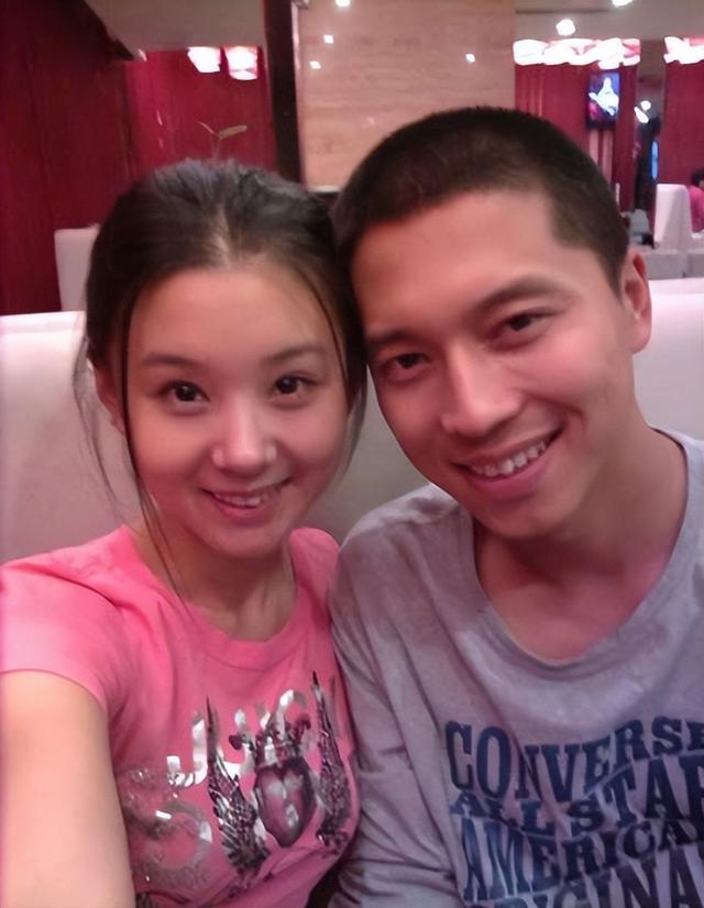 王雷李小萌北京豪宅庆生，吃仨菜被嘲小气，却因桌上的一盒烟圈粉