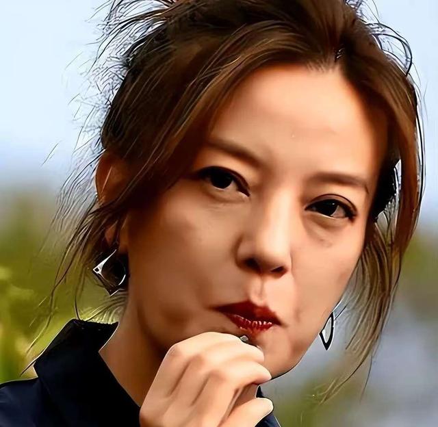 面相变了！49岁赵薇近况曝光，封杀4年 婚也离了，如今变成了这样